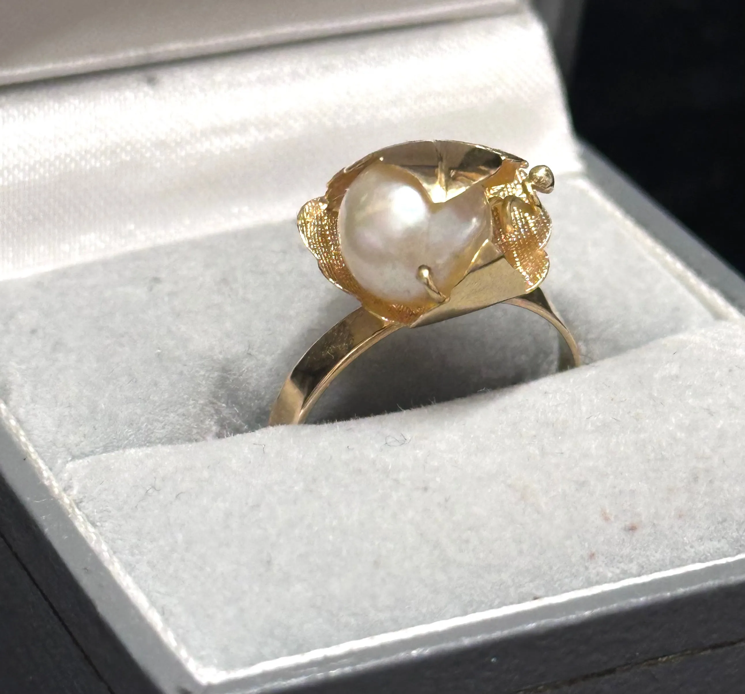BEAUTIFUL UNIQUE LADIES PEARL 18K YELLOW GOLD SETTING RING  - $6k  APR w/ CoA!!