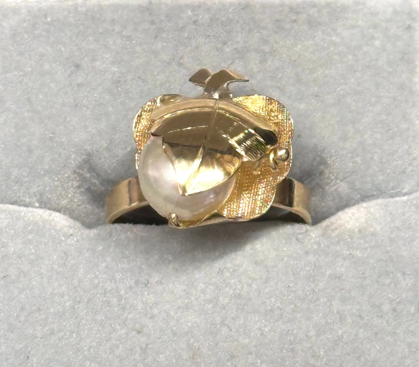BEAUTIFUL UNIQUE LADIES PEARL 18K YELLOW GOLD SETTING RING  - $6k  APR w/ CoA!!